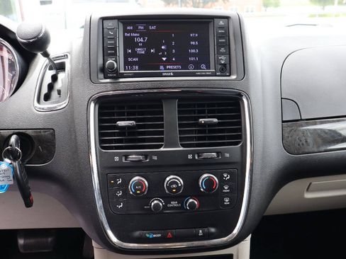 Used 2018 Dodge Grand Caravan SE w/ UConnect Hands-Free Group FWD image 7