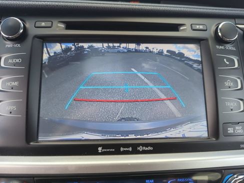 Used 2017 Toyota Highlander XLE FWD image 39