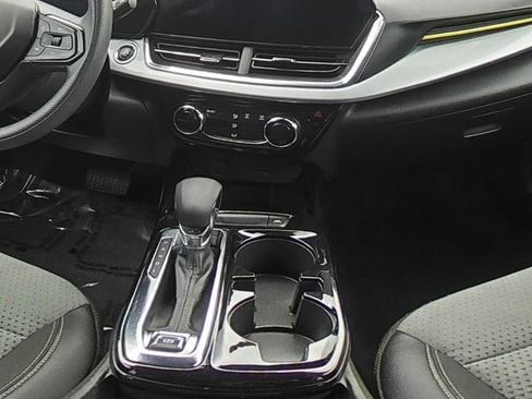 Used 2025 Chevrolet Trax LT FWD image 25