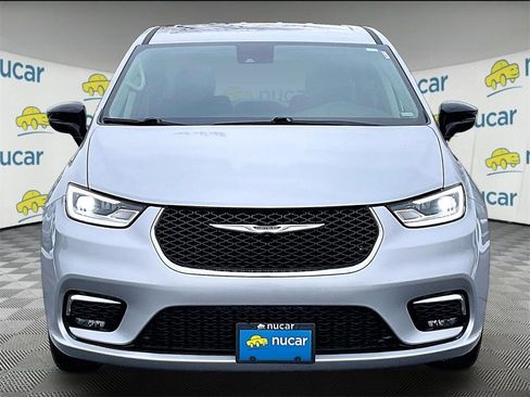 Used 2024 Chrysler Pacifica Touring-L image 2