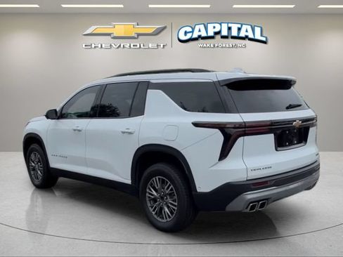 Used 2025 Chevrolet Traverse LT w/ Enhanced Driving Package FWD image 4