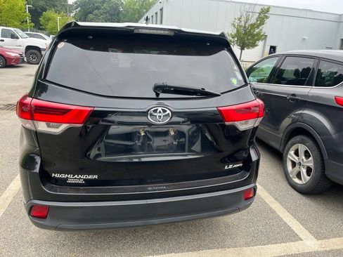Used 2018 Toyota Highlander Plus AWD/4WD image 5