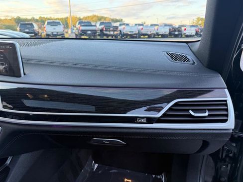 Used 2018 BMW 750i xDrive image 19