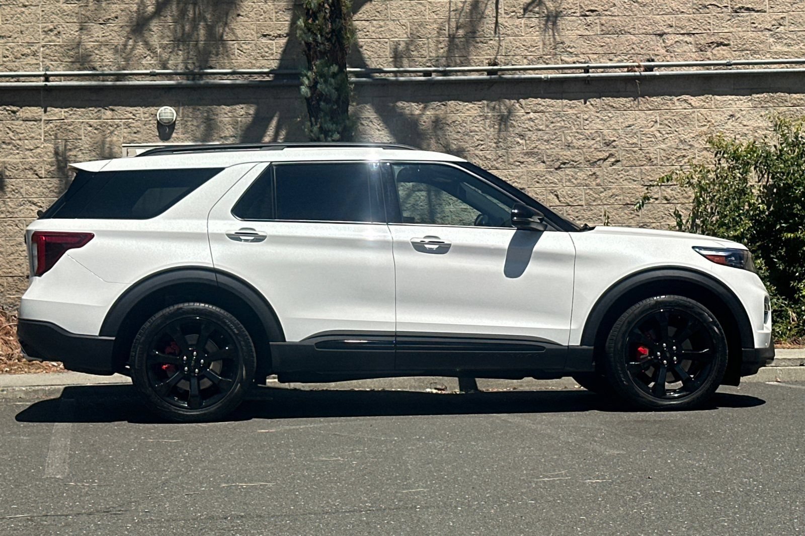 Used 2023 Ford Explorer ST w/ Equipment Group 401A AWD/4WD image 2
