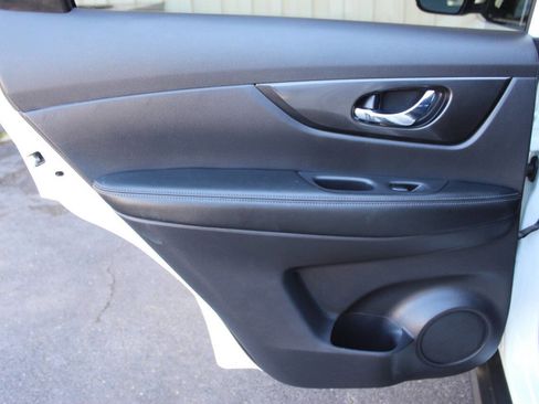 Used 2017 Nissan Rogue SV image 16