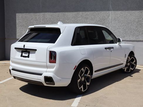 New 2027 Rolls-Royce Cullinan Black Badge AWD/4WD image 2