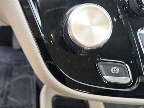 Used 2023 Chrysler Pacifica Touring-L image 14