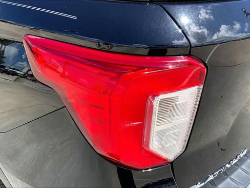 Used 2021 Ford Explorer Platinum w/ Premium Technology Package AWD/4WD image 28