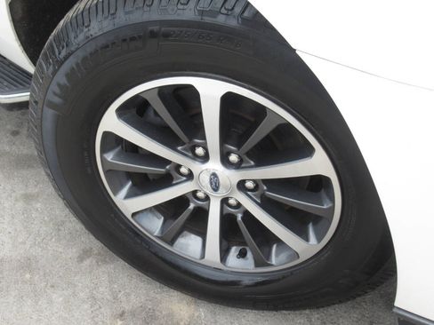 Used 2019 Ford Expedition XLT w/ Equipment Group 202A AWD/4WD image 4