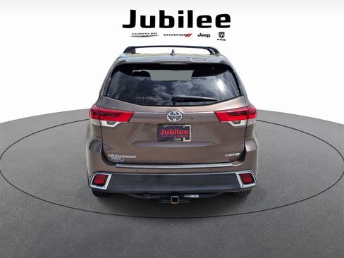 Used 2019 Toyota Highlander Limited image 3