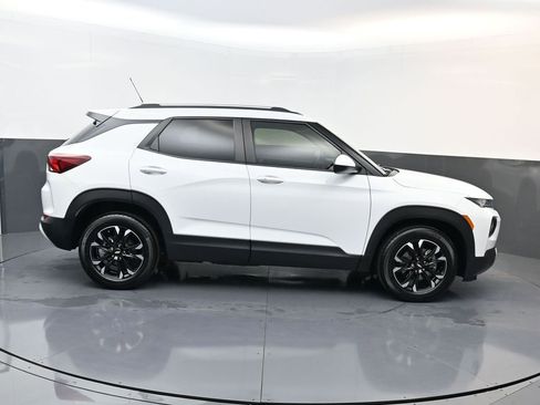 Used 2021 Chevrolet TrailBlazer LT w/ LPO, Blackout Package image 2