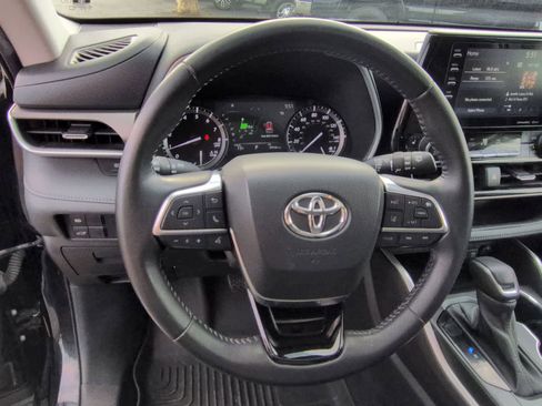 Used 2021 Toyota Highlander XLE FWD image 23