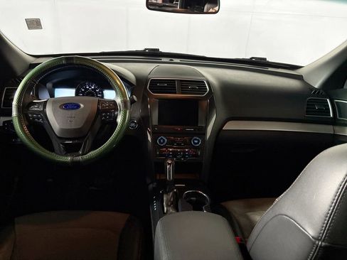 Used 2017 Ford Explorer XLT w/ Equipment Group 202A AWD/4WD image 12