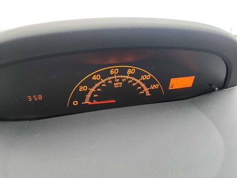 Used 2011 Toyota Yaris image 16