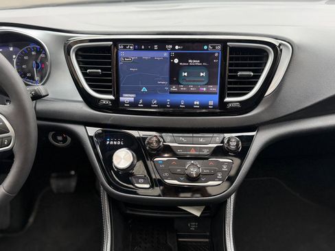 Used 2026 Chrysler Pacifica Limited image 16