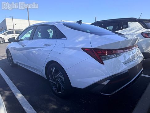Used 2025 Hyundai Elantra SEL FWD image 3
