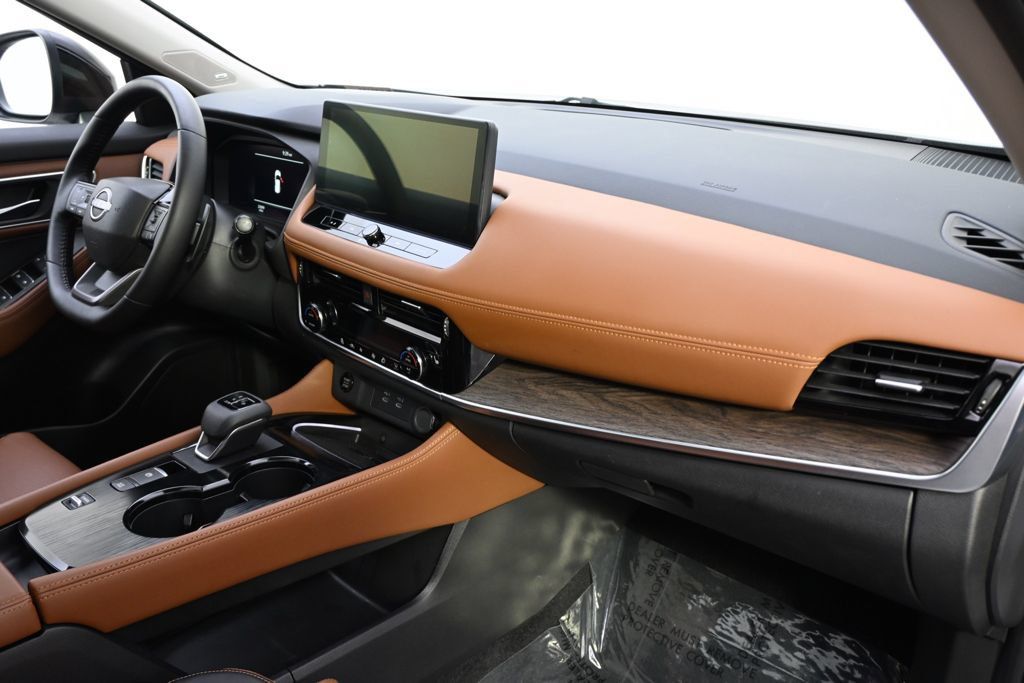 Used 2025 Nissan Rogue Platinum FWD image 15