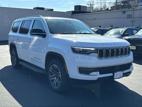 Used 2025 Jeep Wagoneer 4WD w/ Premium Group I image 3