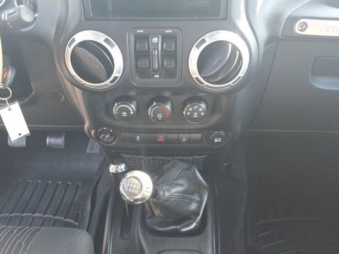 Used 2012 Jeep Wrangler Unlimited Rubicon AWD/4WD image 15