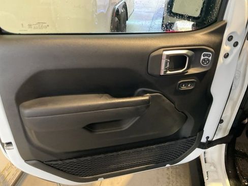 Used 2024 Jeep Gladiator Sport image 4