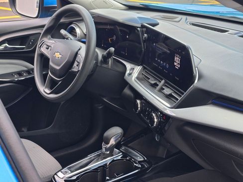 Certified 2025 Chevrolet Trax LT FWD image 8