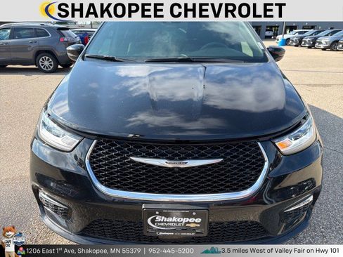 Used 2025 Chrysler Pacifica Select FWD image 2