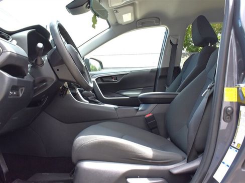 Used 2021 Toyota RAV4 LE AWD/4WD image 10