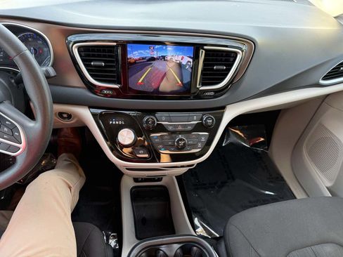 Used 2017 Chrysler Pacifica Touring Plus w/ Tire & Wheel Group FWD image 9