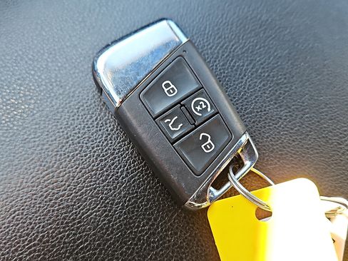 Certified 2022 Volkswagen Atlas Cross Sport SE image 19