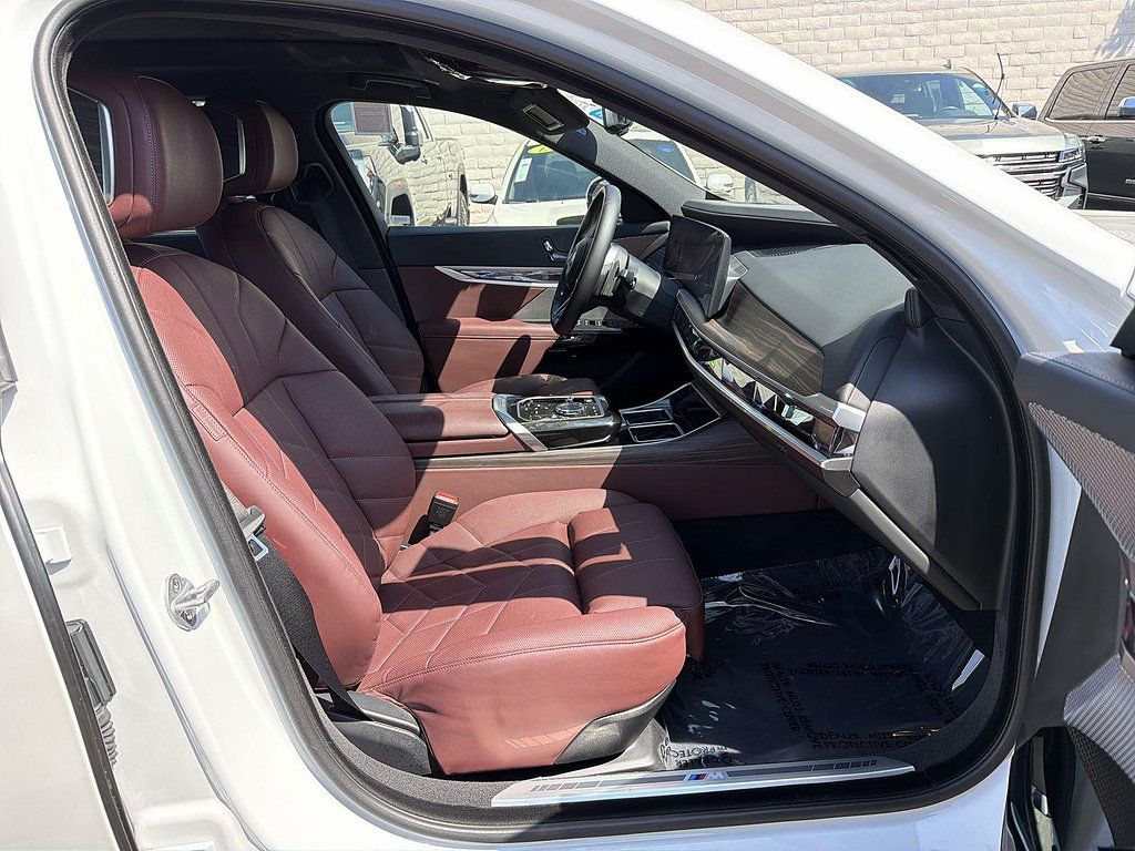 Used 2025 BMW 750e xDrive AWD/4WD image 28