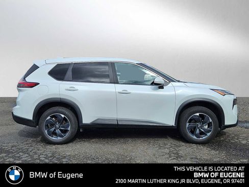 Used 2024 Nissan Rogue SV AWD/4WD image 2
