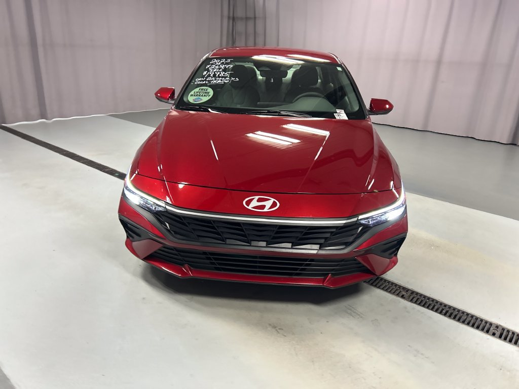 Used 2025 Hyundai Elantra SE FWD image 2