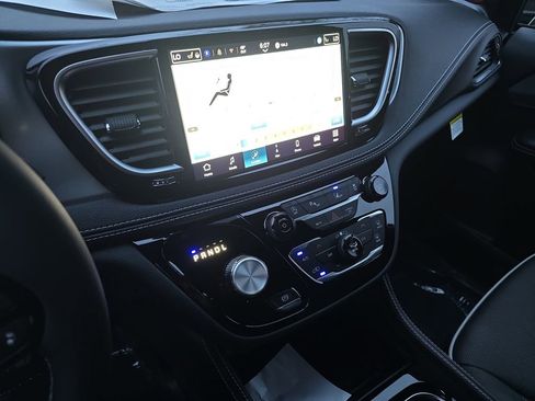 New 2026 Chrysler Pacifica Limited FWD image 22