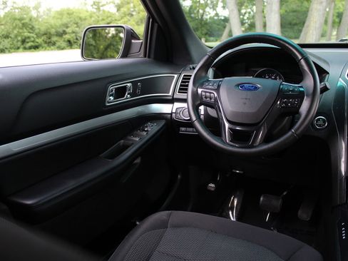 Used 2017 Ford Explorer XLT w/ Equipment Group 201A FWD image 9