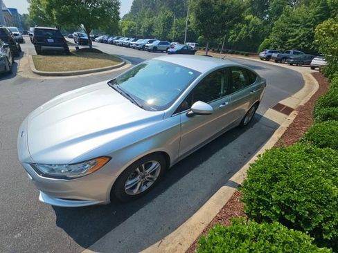 Used 2018 Ford Fusion SE w/ Fusion SE Technology Package FWD image 4