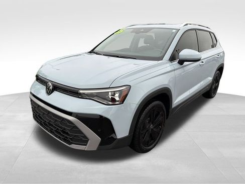 Used 2025 Volkswagen Taos SE FWD image 3