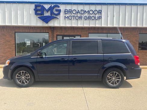 Used 2017 Dodge Grand Caravan SXT image 2