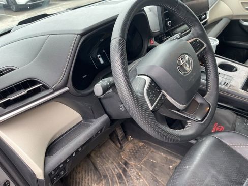 Used 2025 Toyota Sienna Platinum image 12