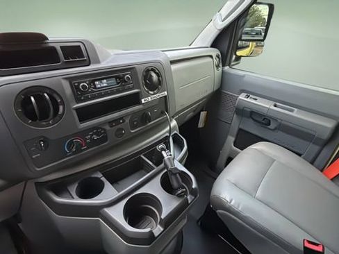 Used 2022 Ford E-450 and Econoline 450 Super Duty RWD image 28