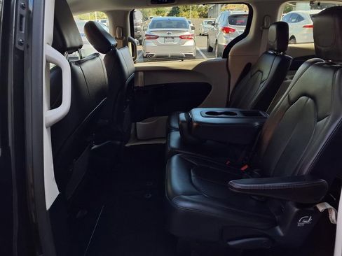 Used 2017 Chrysler Pacifica Touring-L FWD image 18