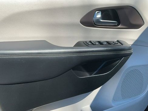 Used 2023 Chrysler Voyager LX image 12