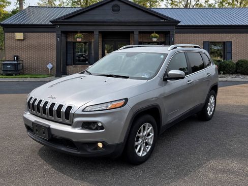 Used 2017 Jeep Cherokee Latitude AWD/4WD image 2
