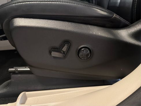 Used 2023 Chrysler Pacifica Touring-L FWD image 23