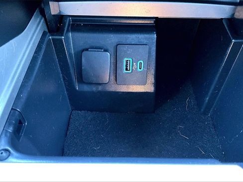 Used 2022 Ford Explorer Limited image 33