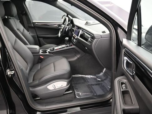 Certified 2025 Porsche Macan image 28