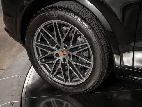 Used 2025 Porsche Cayenne AWD/4WD image 12