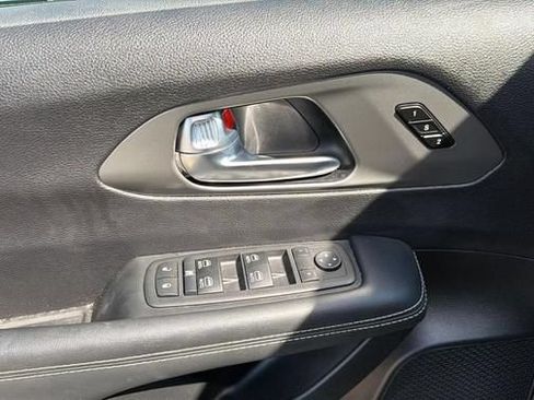 Used 2025 Chrysler Pacifica Select FWD image 15