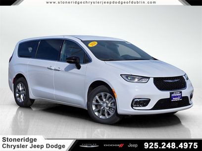 New 2026 Chrysler Pacifica Select