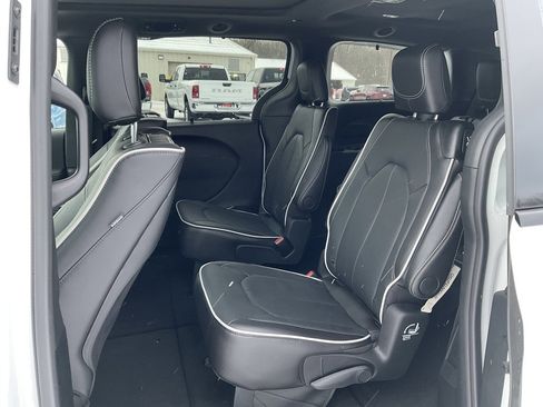 New 2026 Chrysler Pacifica Limited w/ Uconnect Theater Family Group image 9