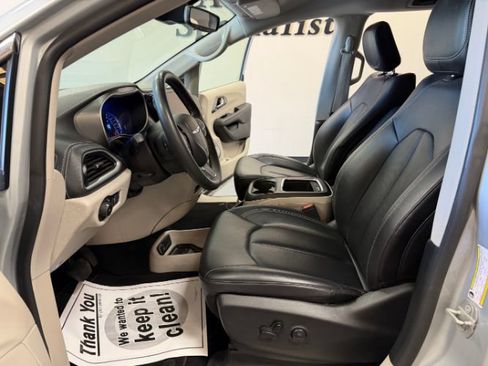 Used 2024 Chrysler Pacifica Limited FWD image 8